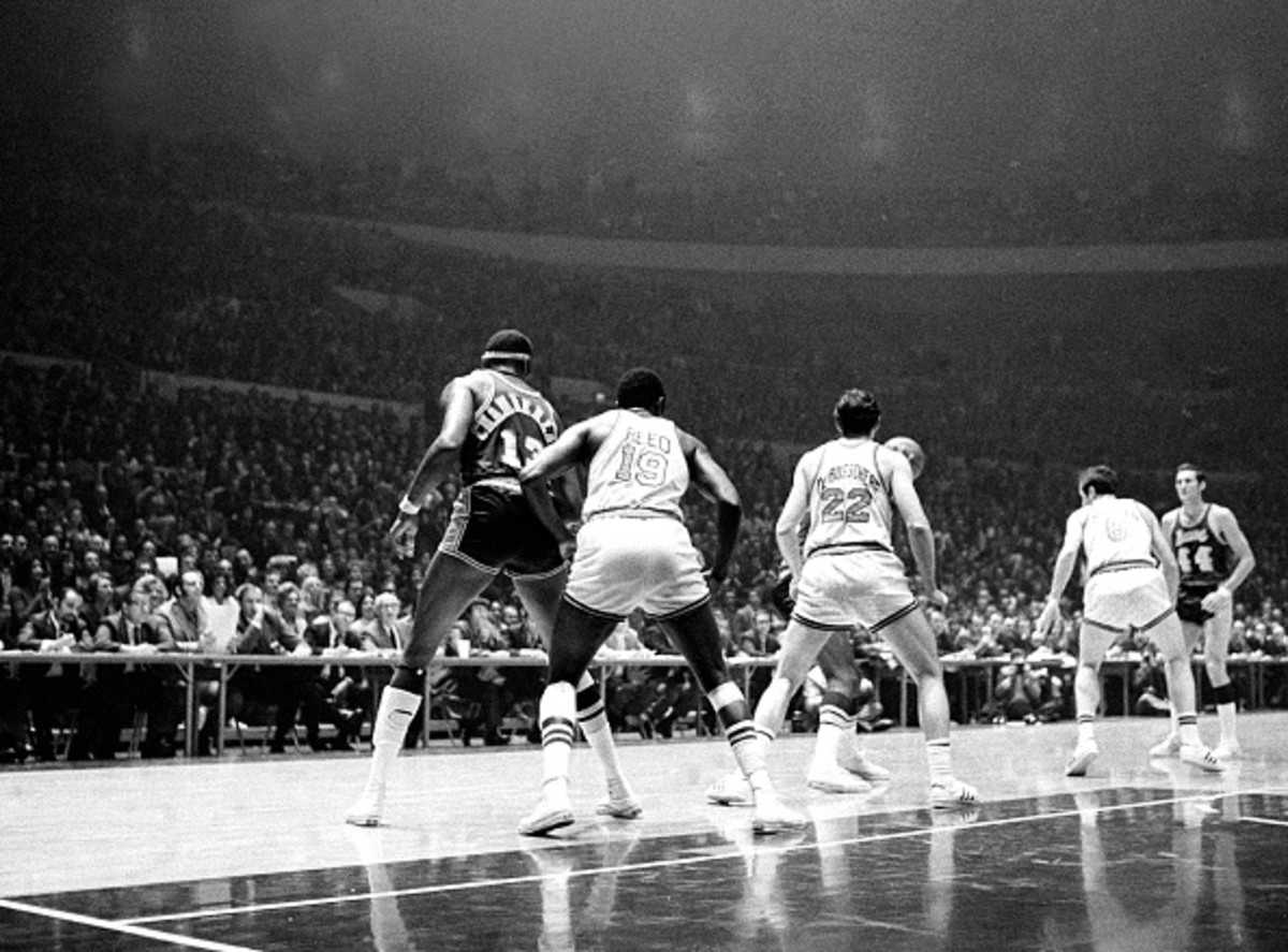 WATCH: Classic 🏀: Frazier helps Knicks capture 1st NBA title