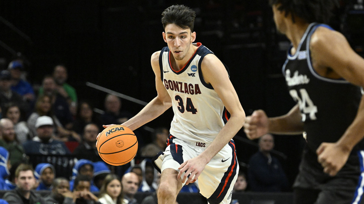 Gonzaga Bulldogs center Chet Holmgren (34) dribbles against Georgia State Panthers guard Collin Moore.