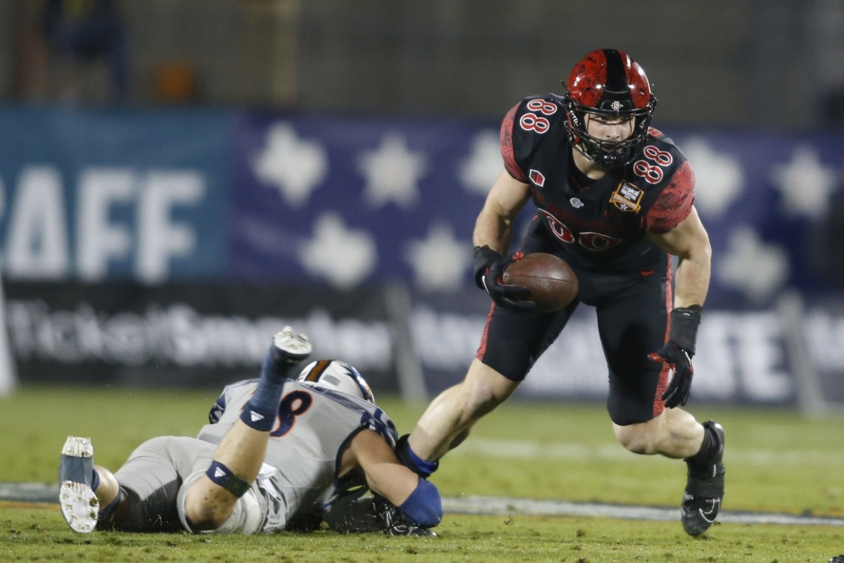 Dec 21, 2021; Frisco, TX, USA; San Diego State Aztecs tight end Daniel Bellinger (88) avoids a tackle by UTSA Roadrunners linebacker Tyler Mahnke (38) during the 2021 Frisco Bowl at Toyota Stadium.