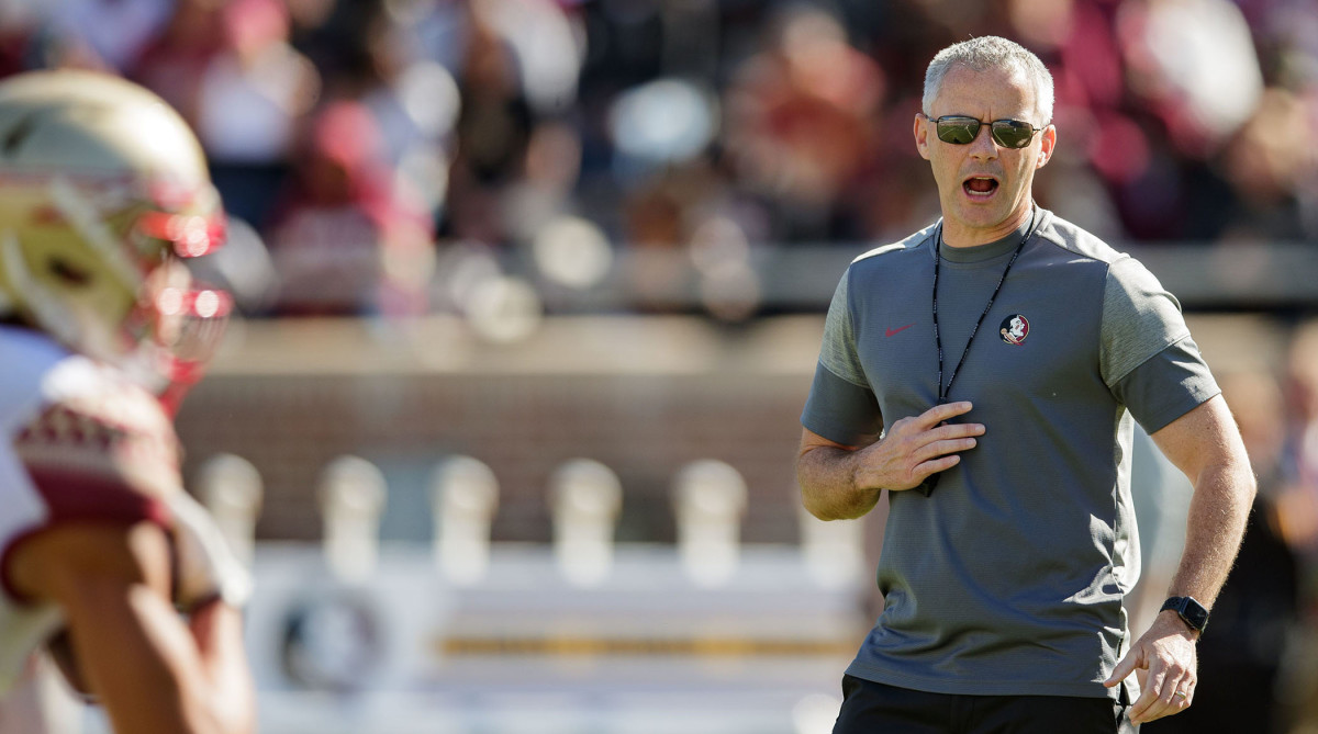 Florida State Seminoles head coach Mike Norvell conducts warm-ups