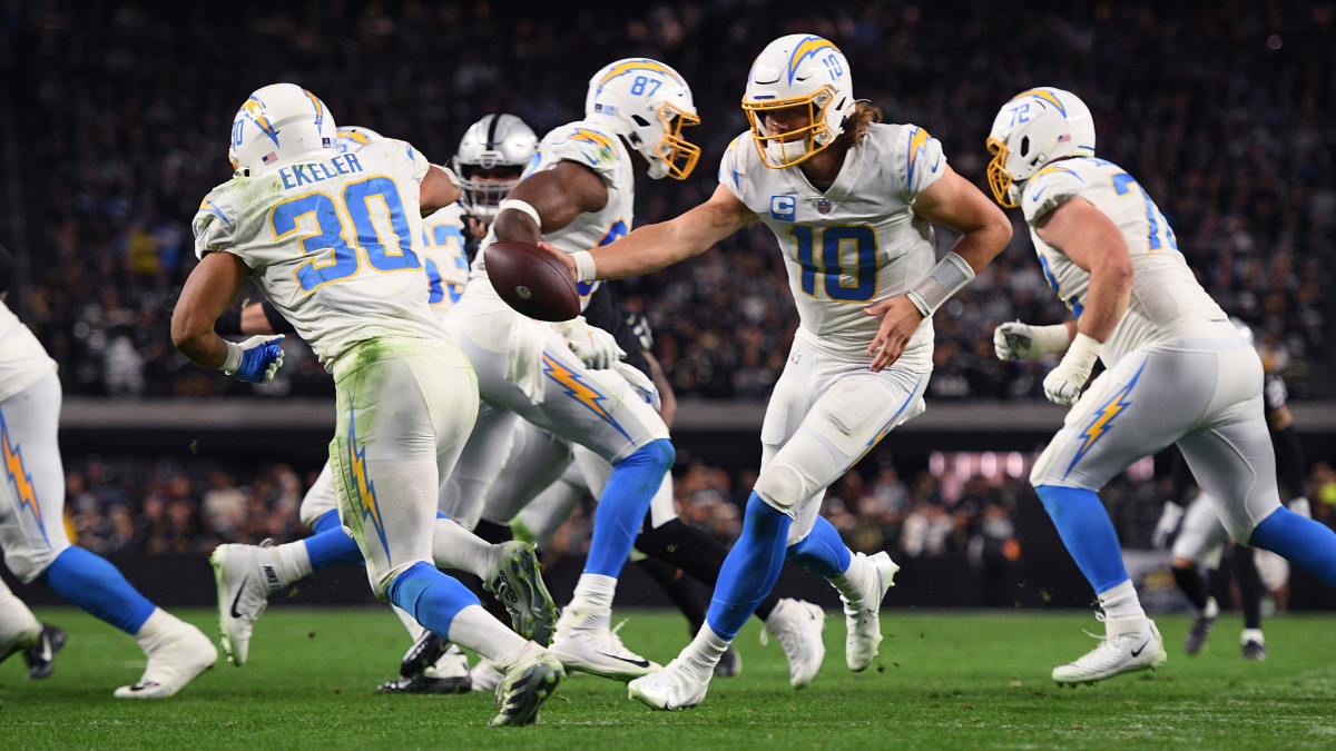 Justin Herbert fakes a handoff to his running back
