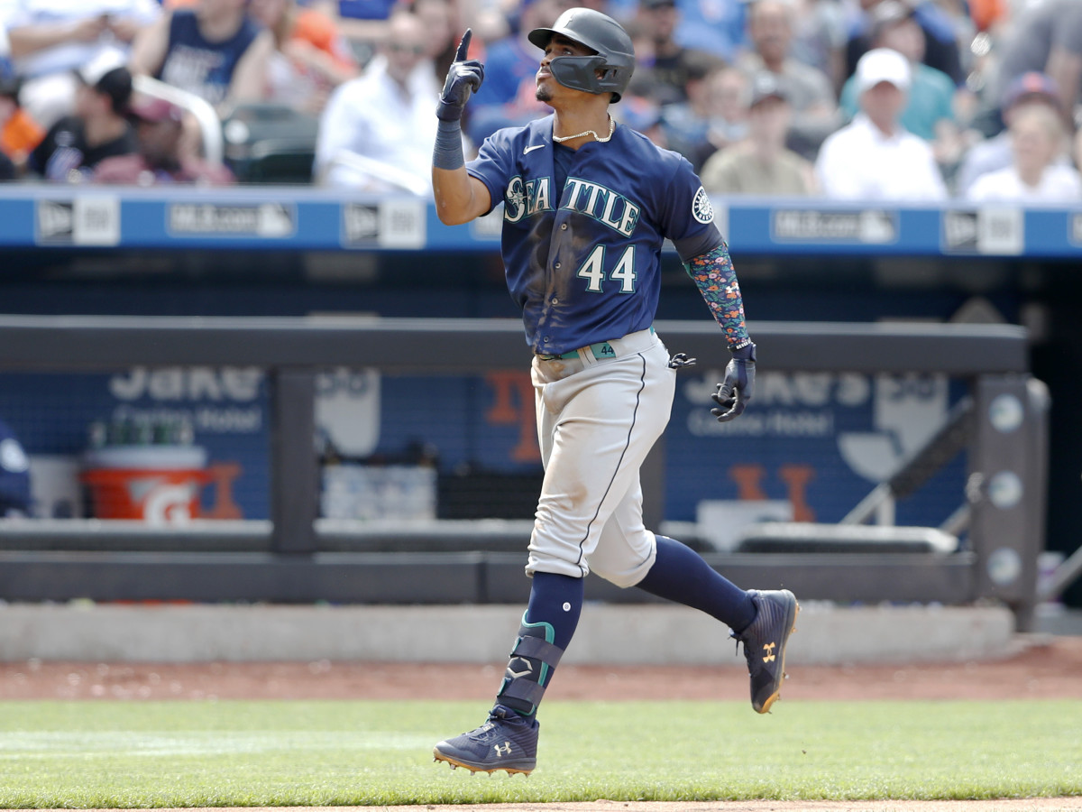 Seattle Mariners’ Julio Rodríguez rounds the bases after hitting a home run against the New York Mets during the seventh inning of a baseball game Sunday, May 15, 2022, in New York.