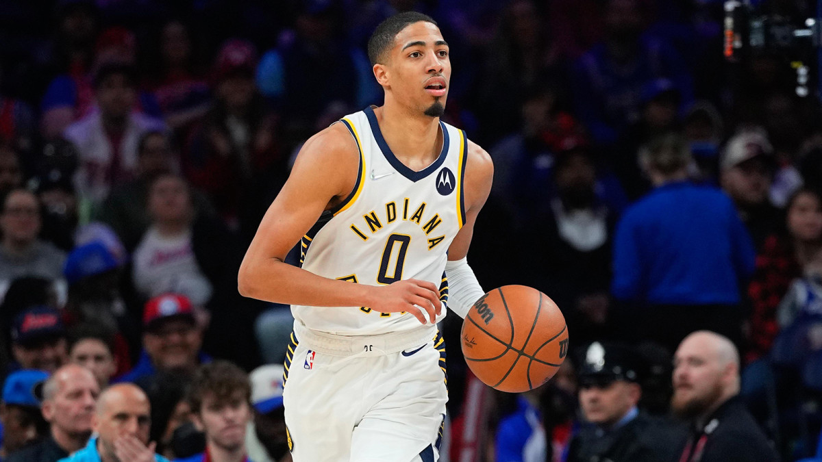 Indiana Pacers point guard Tyrese Haliburton (0) dribbles the ball up the court against the Philadelphia 76ers.