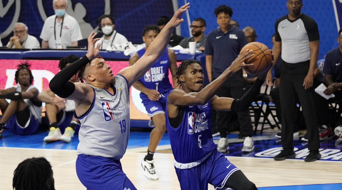 Team Weaver Terquavion Smith (5) is defended by Team Curry Kenny Lofton Jr. during the 2022 NBA Draft Combine at Wintrust Arena.