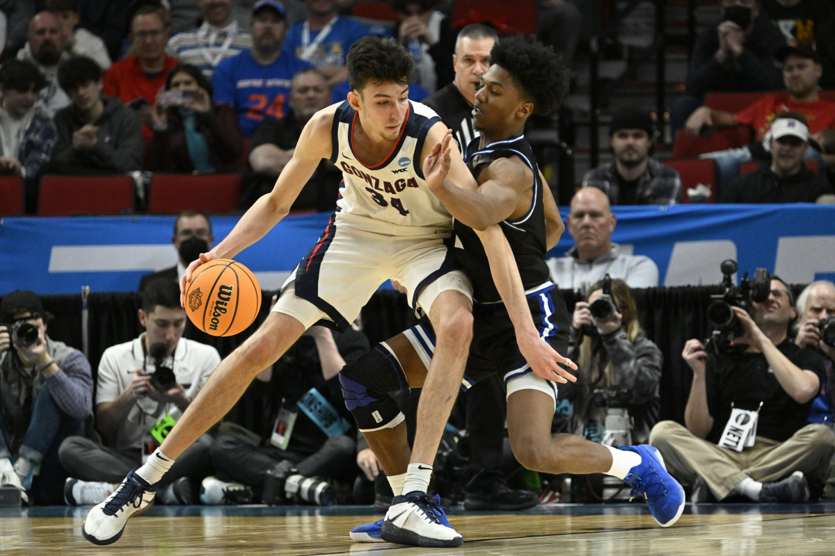 Georgia State Panthers guard Kane Williams (12) defends against Gonzaga Bulldogs center Chet Holmgren (34) in the second half during the first round of the 2022 NCAA Tournament at Moda Center.