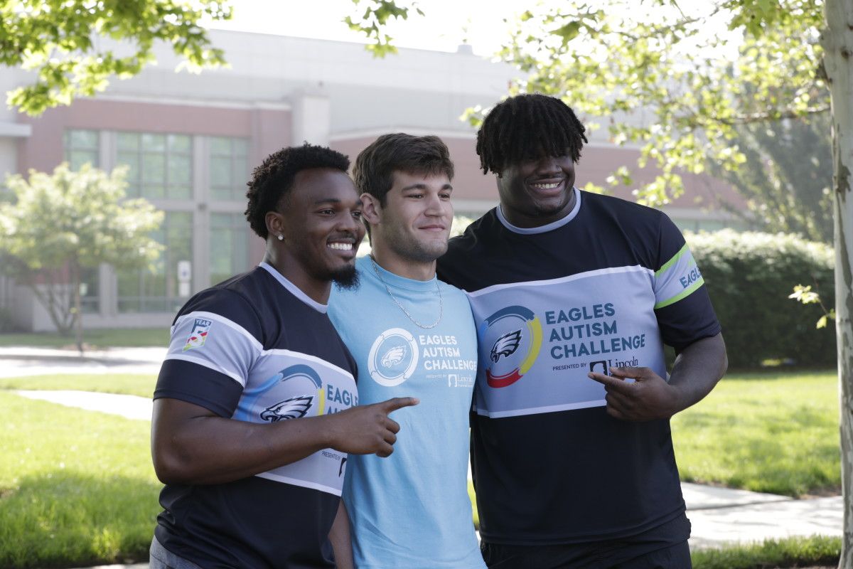 Nakobe Dean (left) and Jordan Davis (right) participate in the Eagles Autism Challenge on May 21, 2022