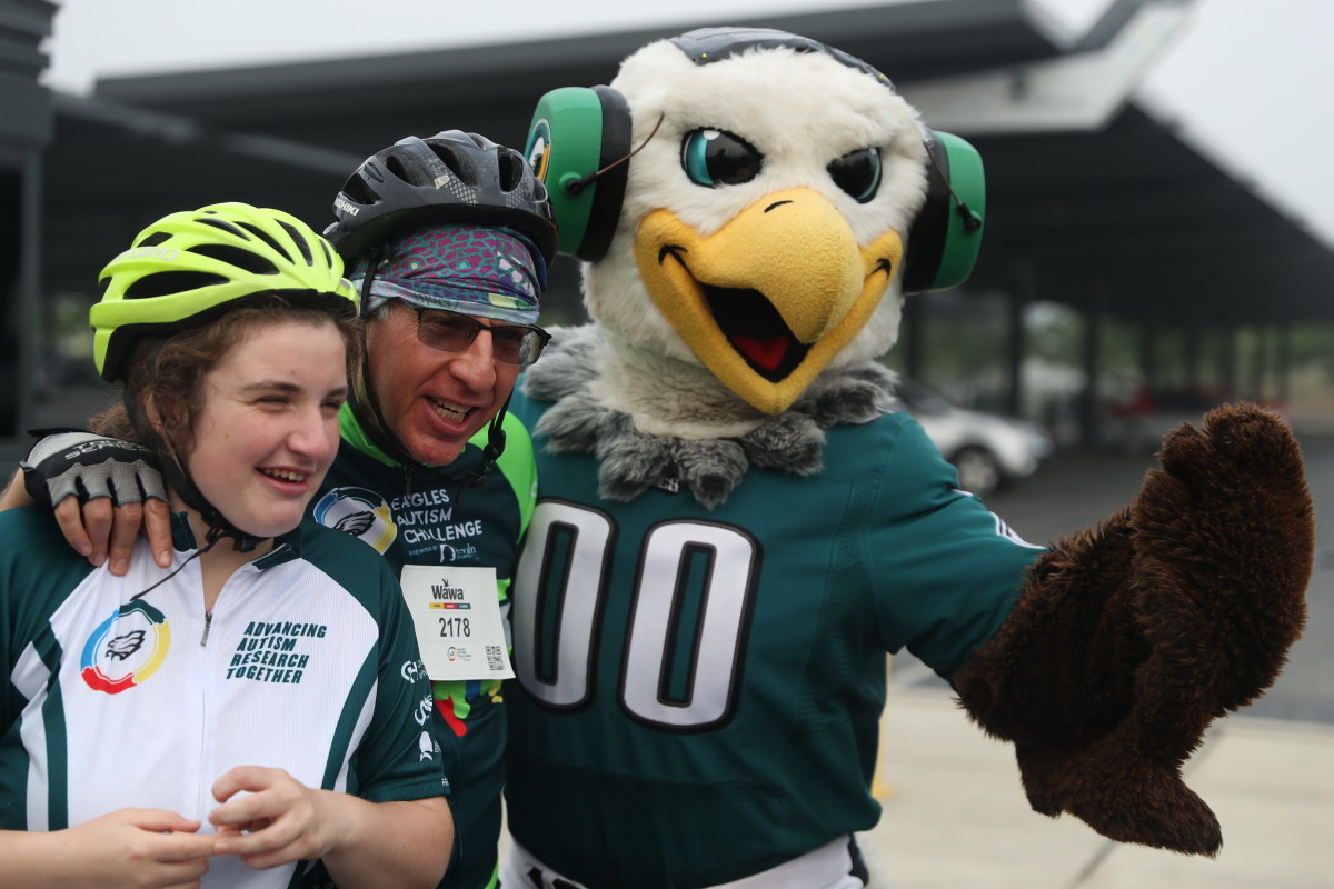 Eagles mascot Swoop participates in Eagles Autism Challenge on May 21, 2022