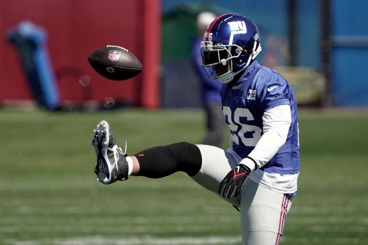 New York Giants running back Saquon Barkley (26) juggles the ball during voluntary minicamp at the Quest Diagnostics Training Center in East Rutherford on Wednesday, April 20, 2022.