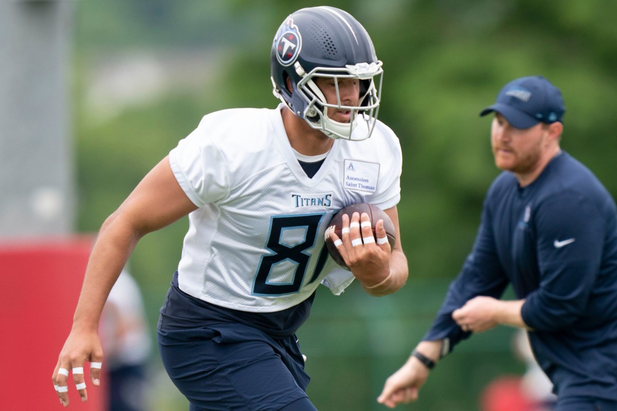 Tennessee Titans tight end Austin Hooper (81) races up the field during practice at Saint Thomas Sports Park Tuesday, May 24, 2022, in Nashville, Tenn.