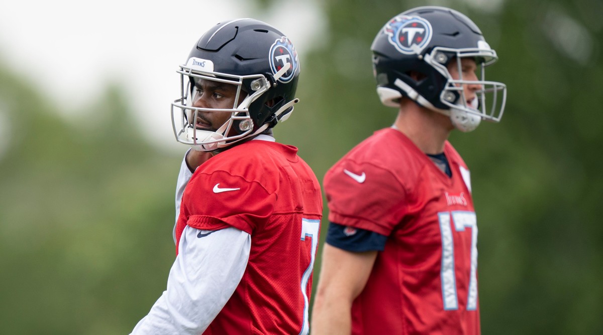 Titans quarterbacks Malik Willis (7) and Ryan Tannehill (17).