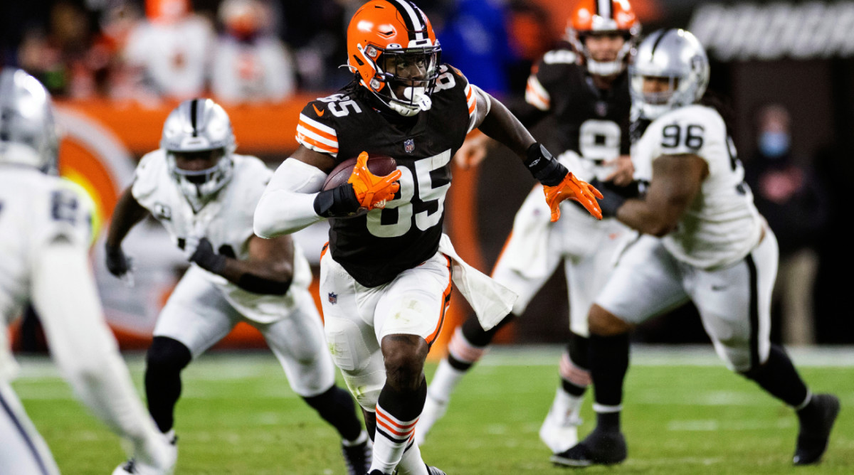 Dec 20, 2021; Cleveland, Ohio, USA; Cleveland Browns tight end David Njoku (85) runs the ball against the Las Vegas Raiders during the third quarter at FirstEnergy Stadium. Mandatory Credit: Scott Galvin-USA TODAY Sports