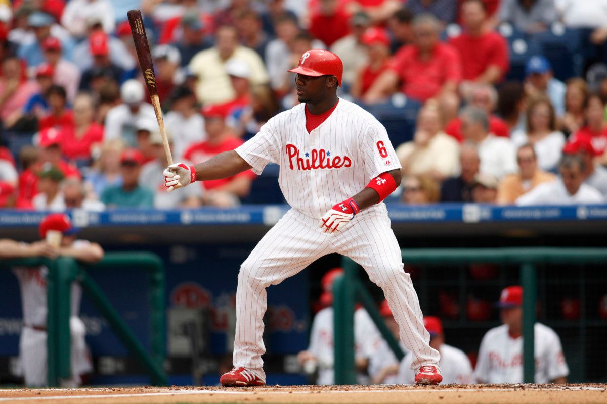 Ryan Howard's signature pre-swing ritual.
