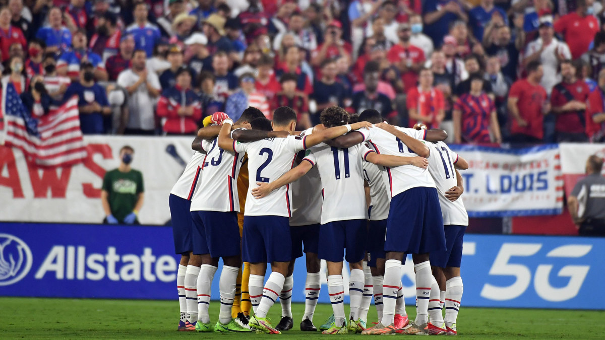 USMNT huddles on the field