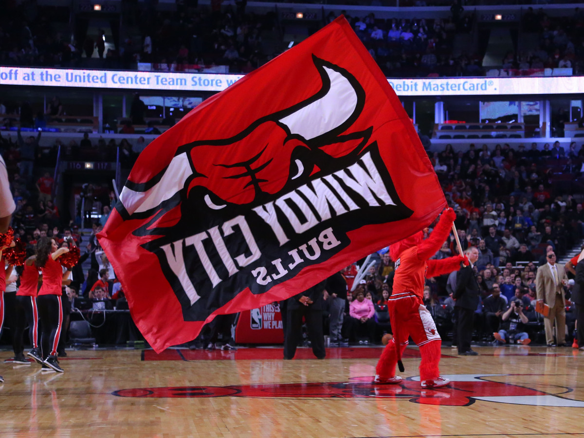 Chicago Bulls mascot Benny the Bull with a Windy City Bulls banner during the second quarter against the Washington Wizards at the United Center.