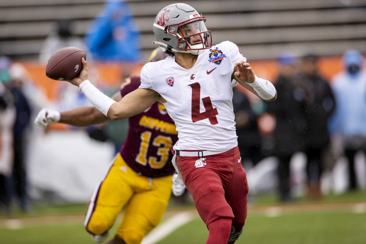 Washington State Cougars quarterback Jayden de Laura (4) drops back to pass the ball against the Central Michigan Chippewas defense in the 88th annual Sun Bowl football game at Sun Bowl Stadium.