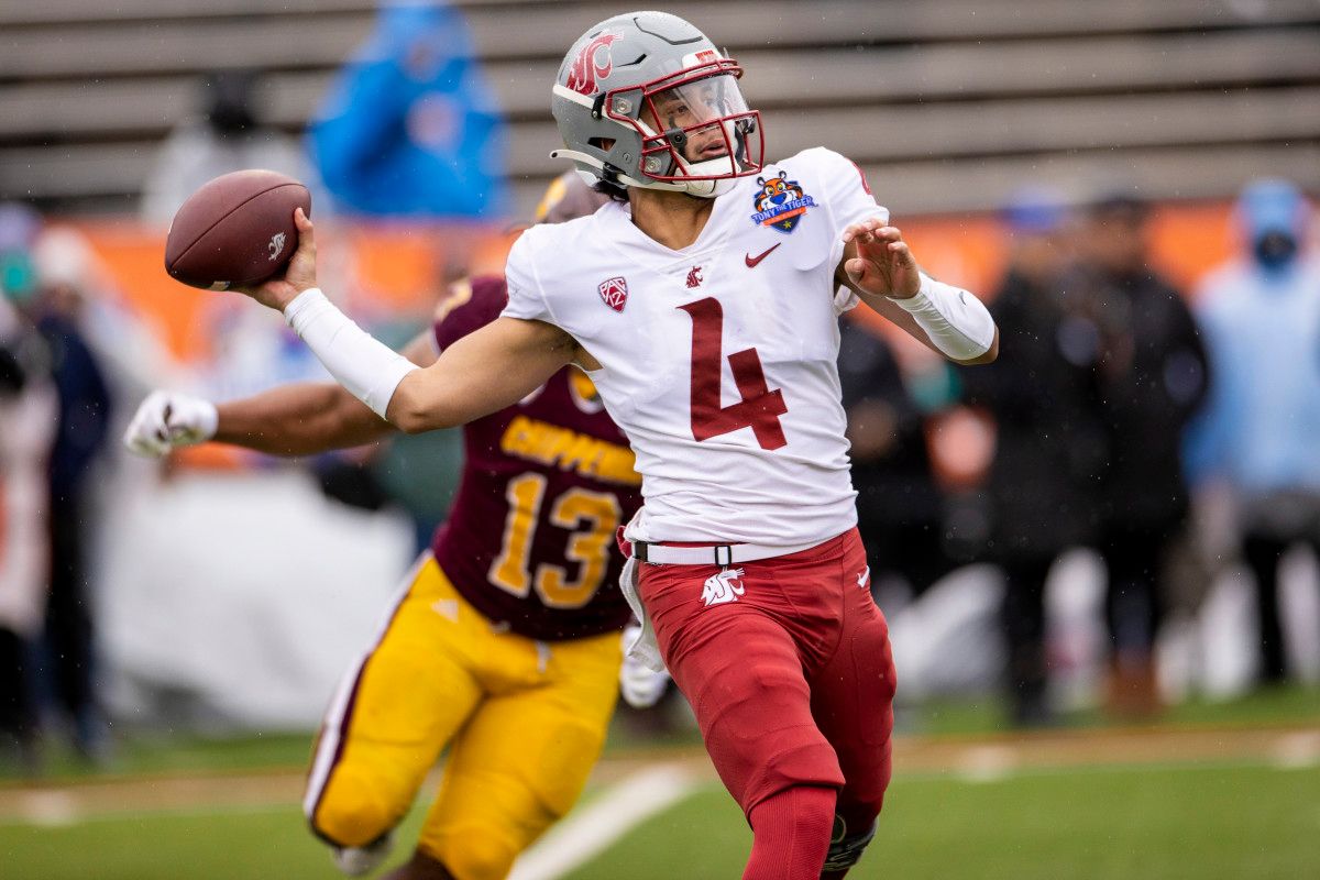 Washington State Cougars quarterback Jayden de Laura (4) drops back to pass the ball against the Central Michigan Chippewas defense in the 88th annual Sun Bowl football game at Sun Bowl Stadium.