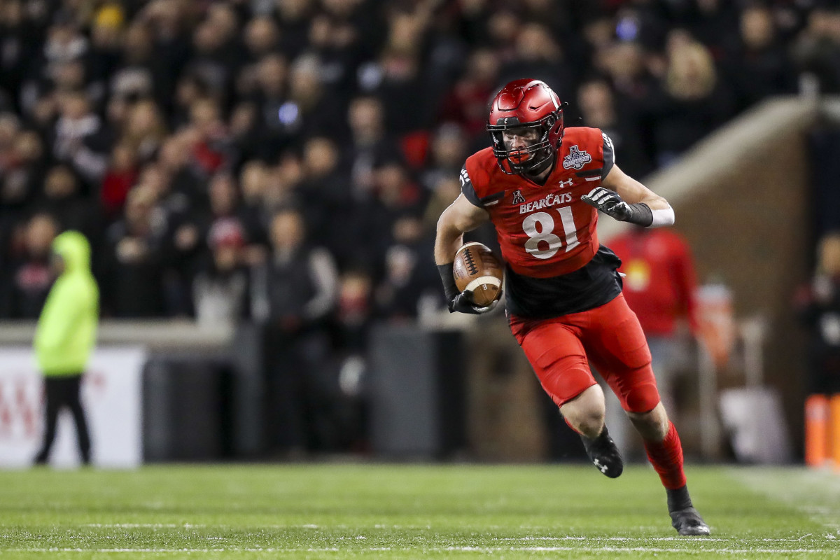 Dec 4, 2021; Cincinnati, Ohio, USA; Cincinnati Bearcats tight end Josh Whyle (81) runs with the ball against the Houston Cougars in the second half during the American Athletic Conference championship game at Nippert Stadium. Mandatory Credit: Katie Stratman-USA TODAY Sports