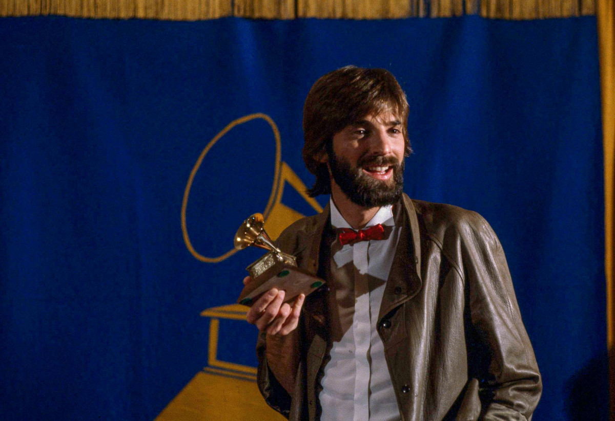 Kenny Loggins at the 1981 Grammys, holding his award.
