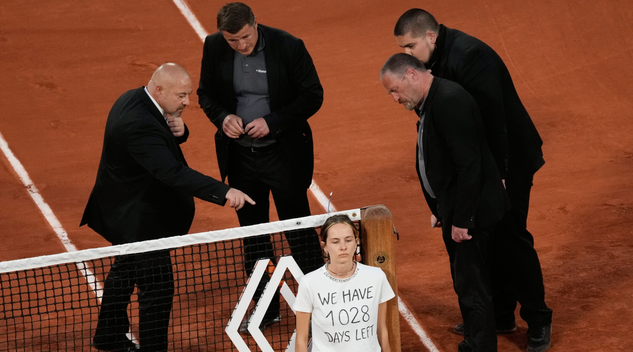 Le supporter se colle au filet lors des demi-finales de Roland-Garros