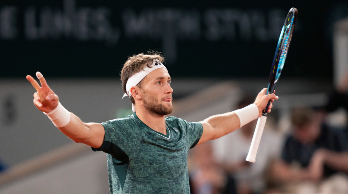 Casper Ruud celebrates win in French Open semifinals.