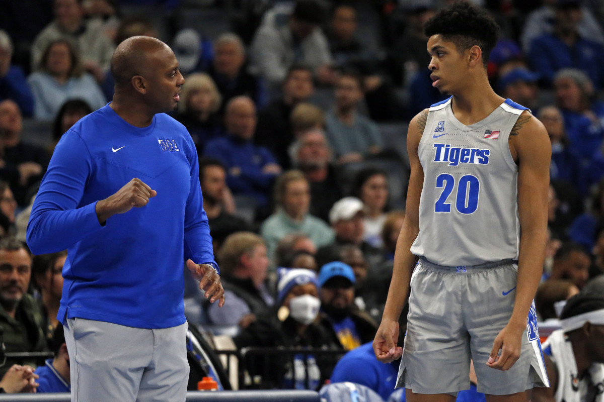 Memphis Tigers head coach Penny Hardaway (left) talks with forward Josh Minott (20) during the first half against the UCF Knights at FedExForum.