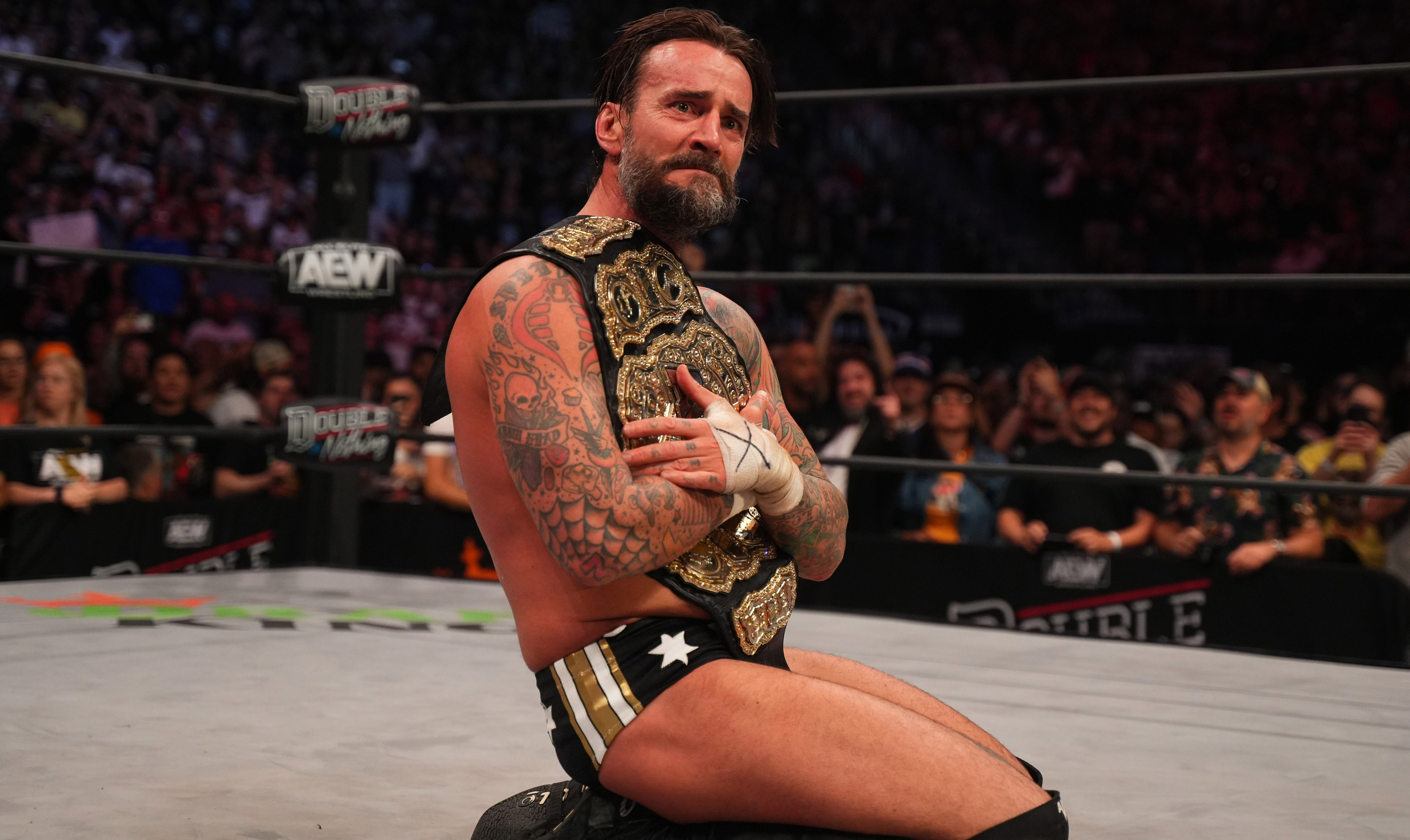 من المقرر أن يخضع بطل العالم في AEW CM Punk لعملية جراحية بعد الإصابة