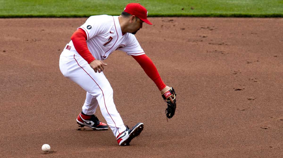 Eugenio Suarez makes an error at shortstop on Opening Day