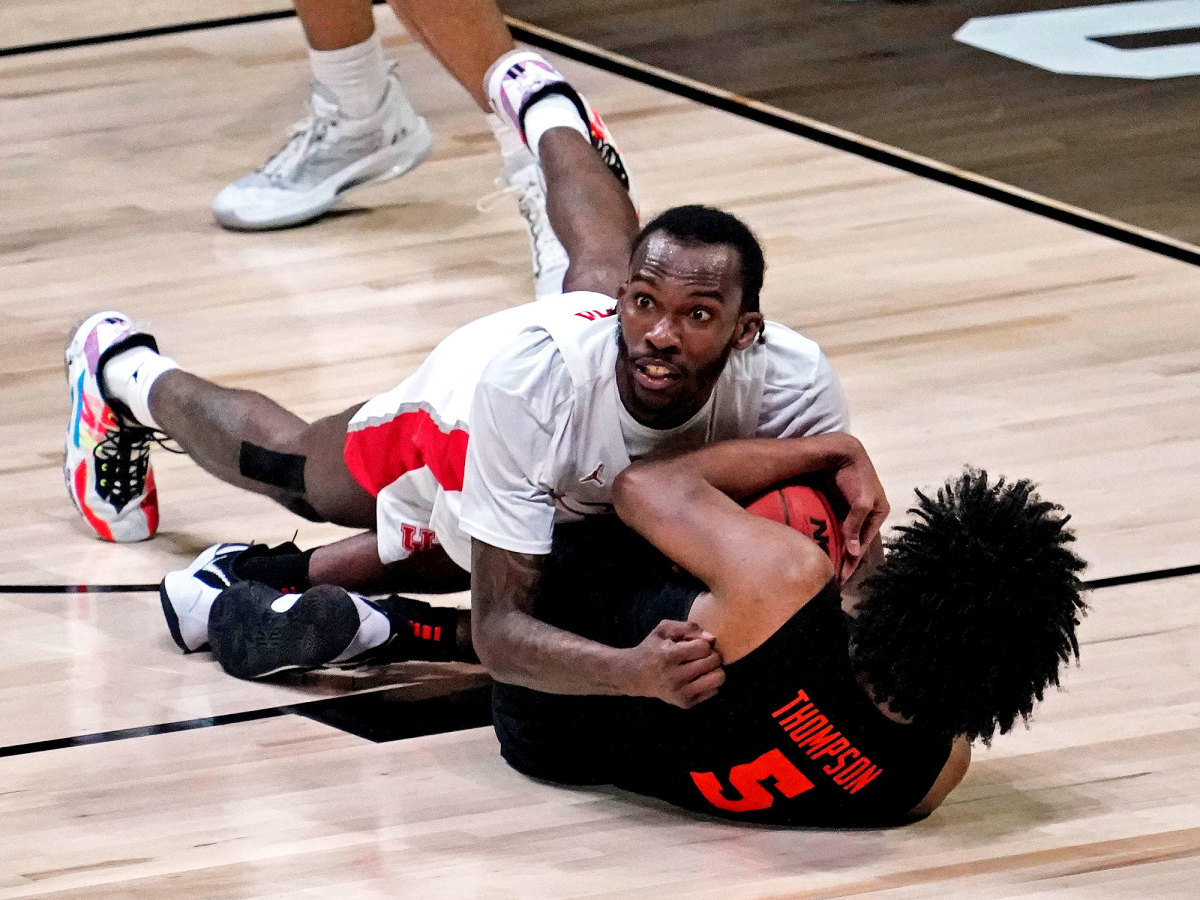 DeJon Jarrau fights for a loose ball