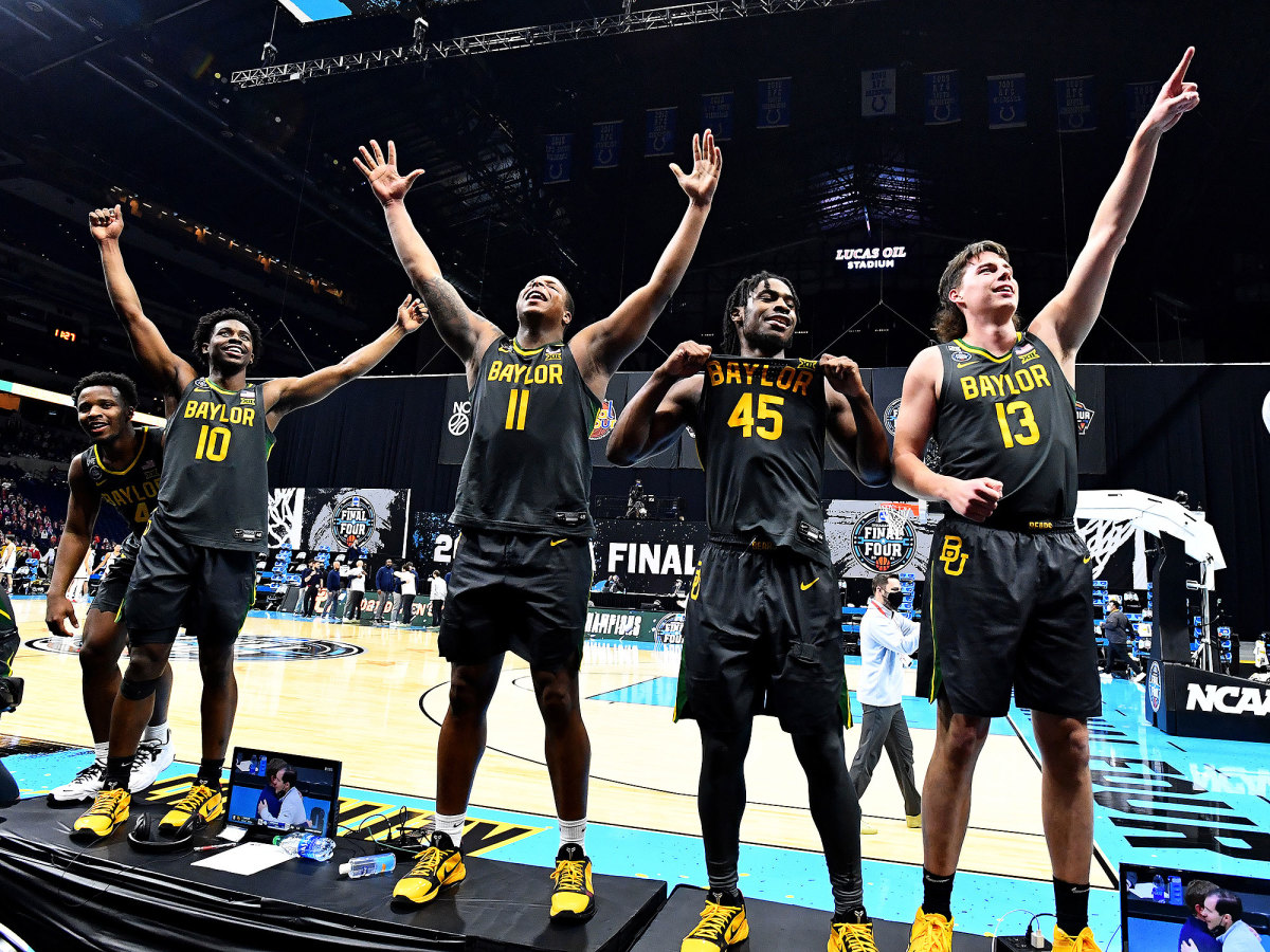 baylor-celebrates-on-table