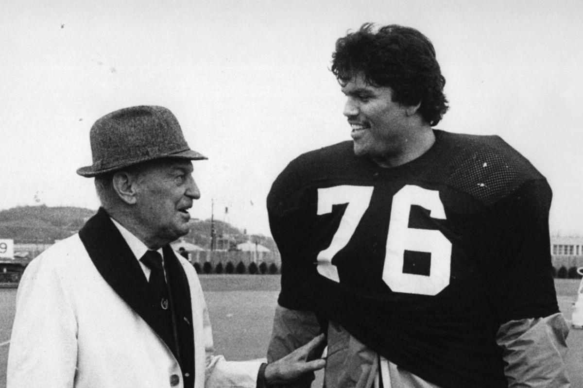 Look Cincinnati Bengals Founder Paul Brown Statue Unveiled, Park