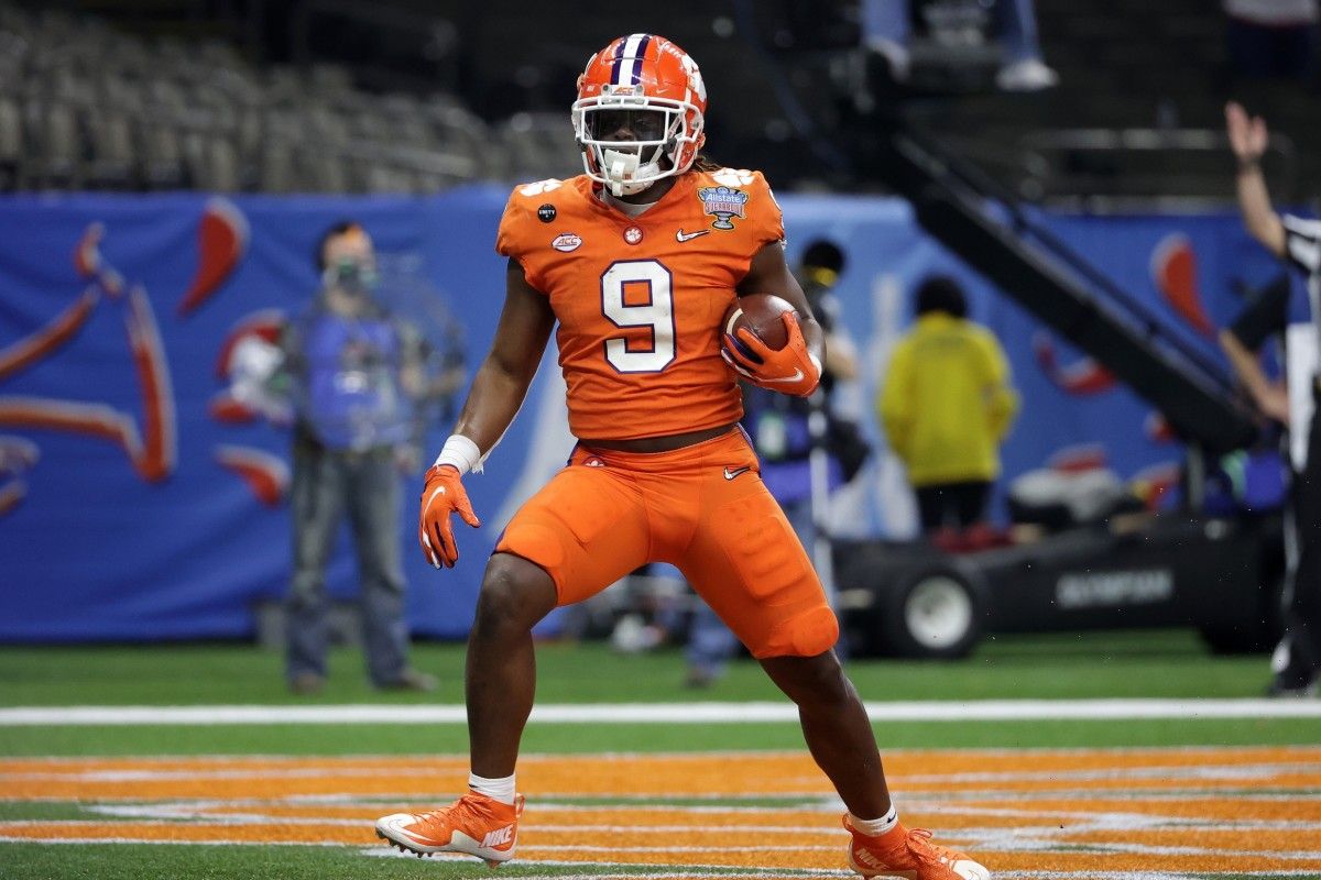 Clemson Tigers running back Travis Etienne (9) scores a touchdown against the Ohio State Buckeyes during the first half at Mercedes-Benz Superdome.