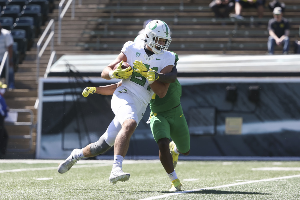 Tight end Patrick Herbert runs after the catch during the 2021 Oregon spring game. 