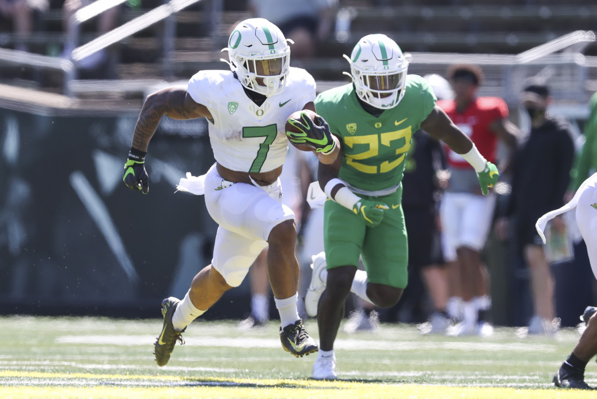 CJ Verdell breaks off a long touchdown run while safety Verone McKinley (23) gives chase in Oregon spring practice.
