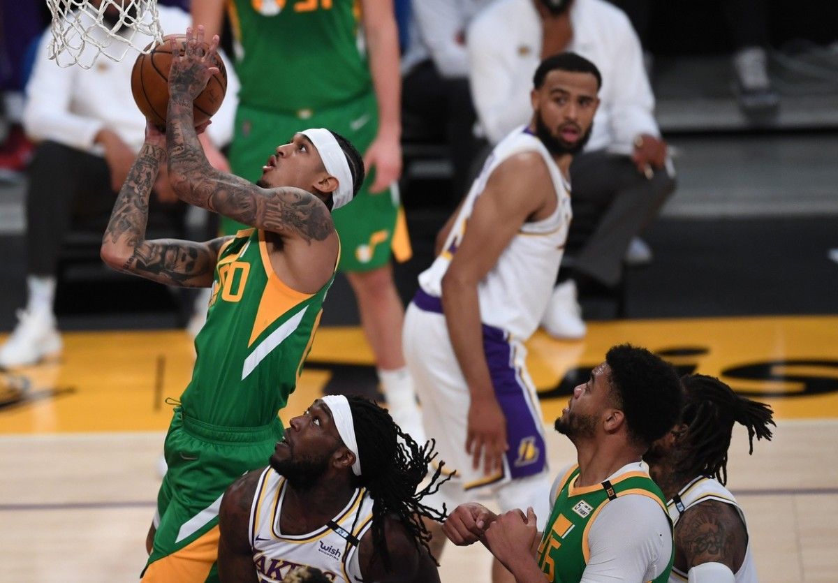 Jordan Clarkson (00) scores against the Los Angeles Lakers