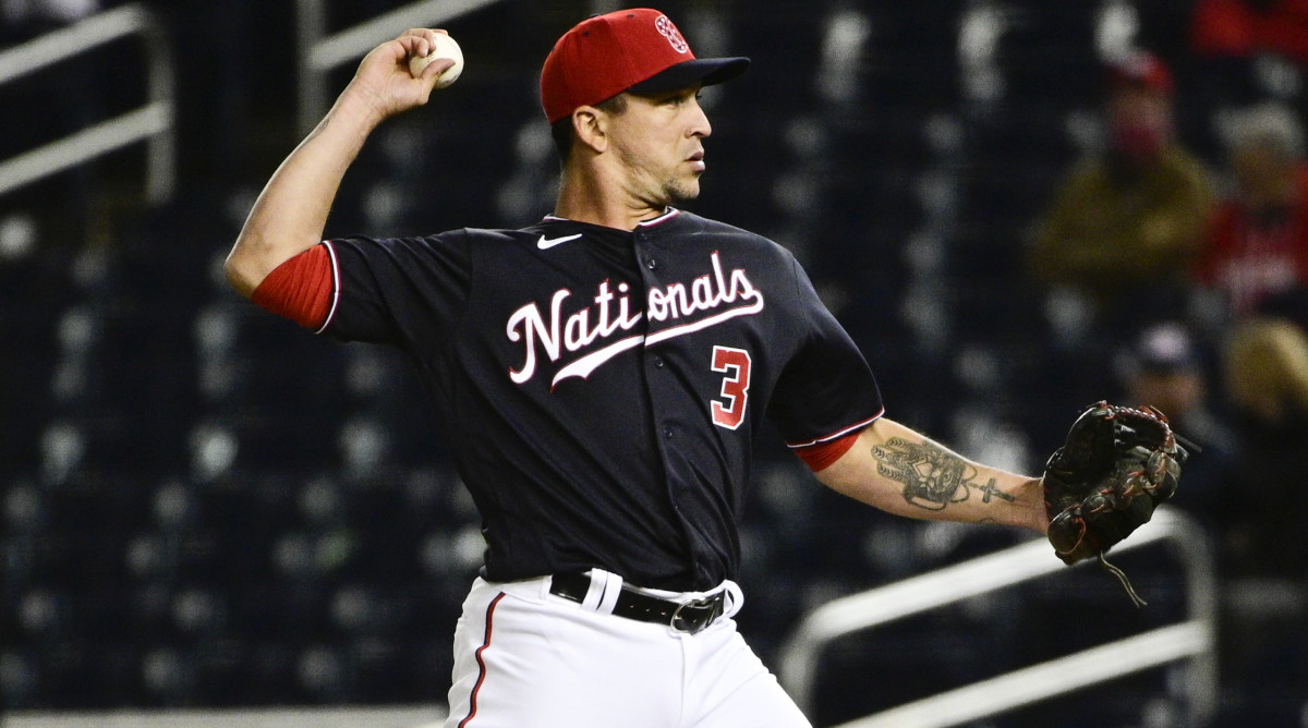 Nationals second baseman Hernan Perez delivers a pitch