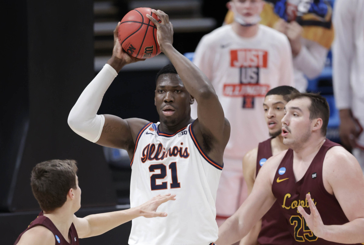 Illinois Fighting Illini center Kofi Cockburn (21) searches for a teammate to pass the ball to during the second round of the 2021 NCAA Tournament on Sunday, March 21, 2021, at Bankers Life Fieldhouse in Indianapolis, Ind. Cockburn will have until July 19 to withdraw from the 2021 NBA Draft. 