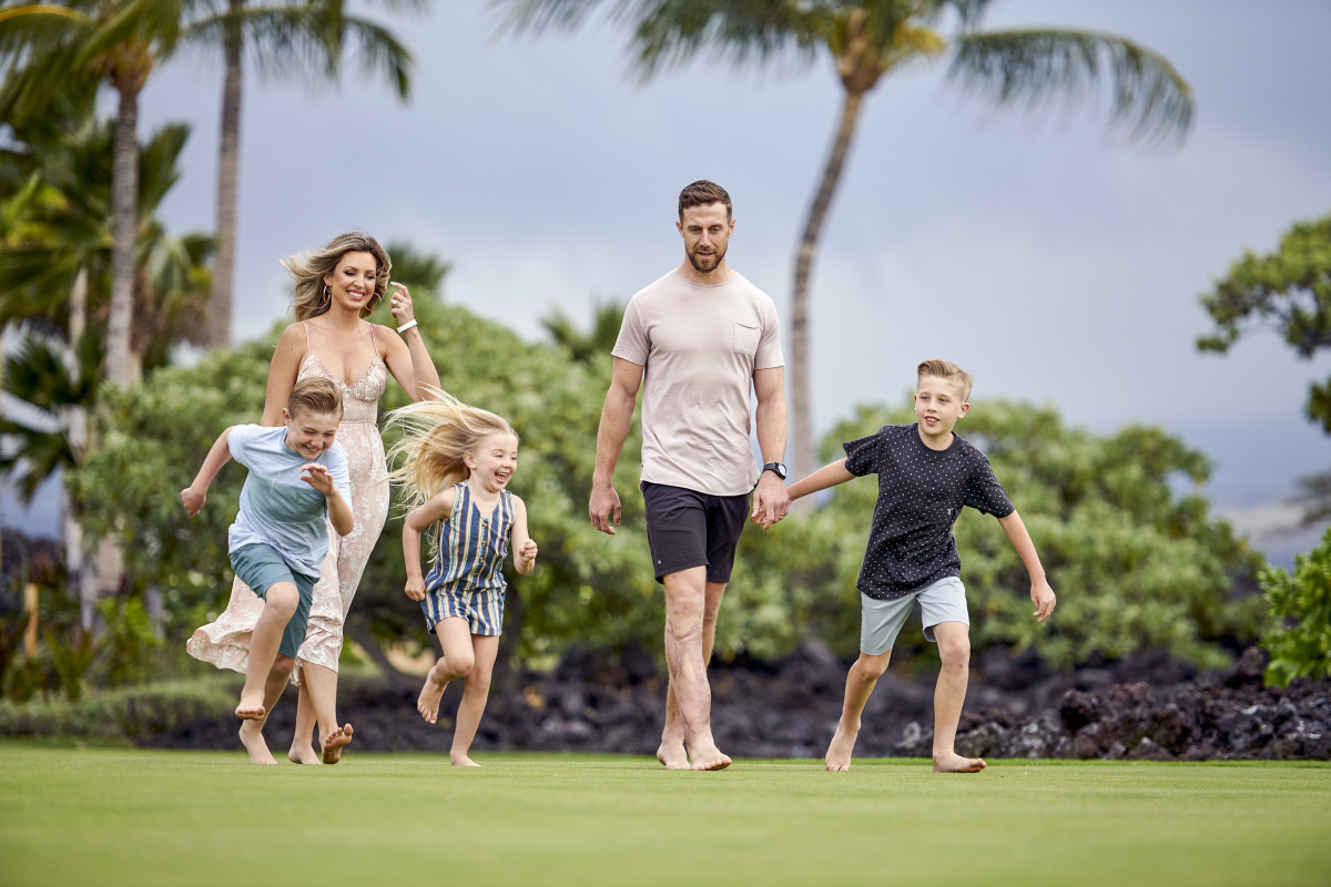 Alex Smith, wife Liz, and their three kids, in Hawaii
