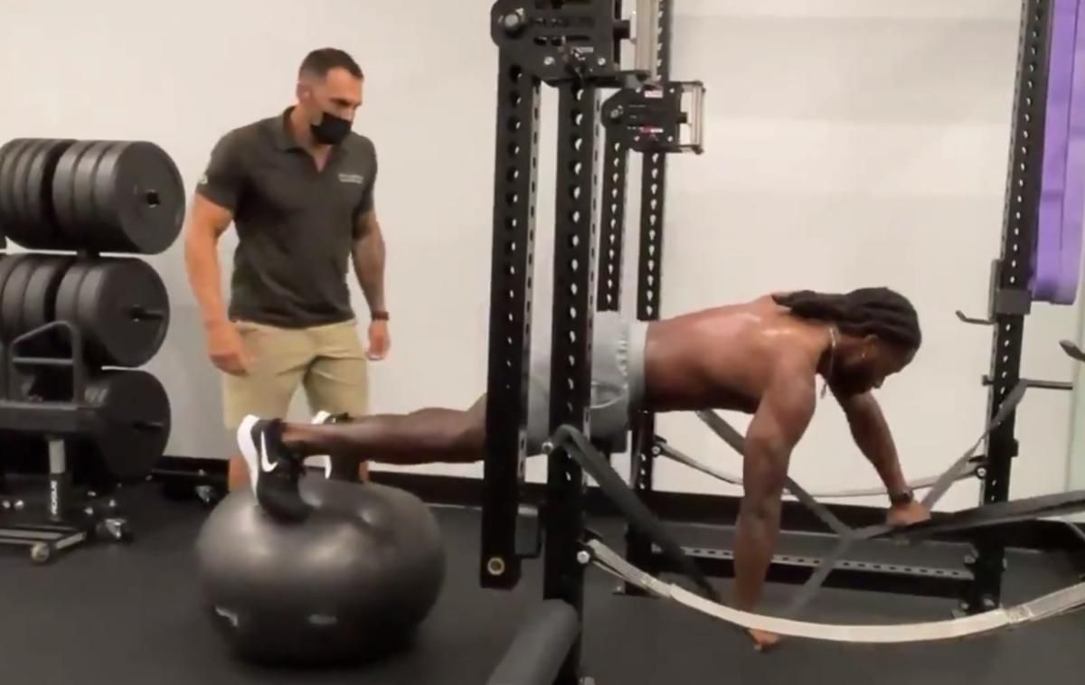 Alvin Kamara training with Dr. Reef in 2021