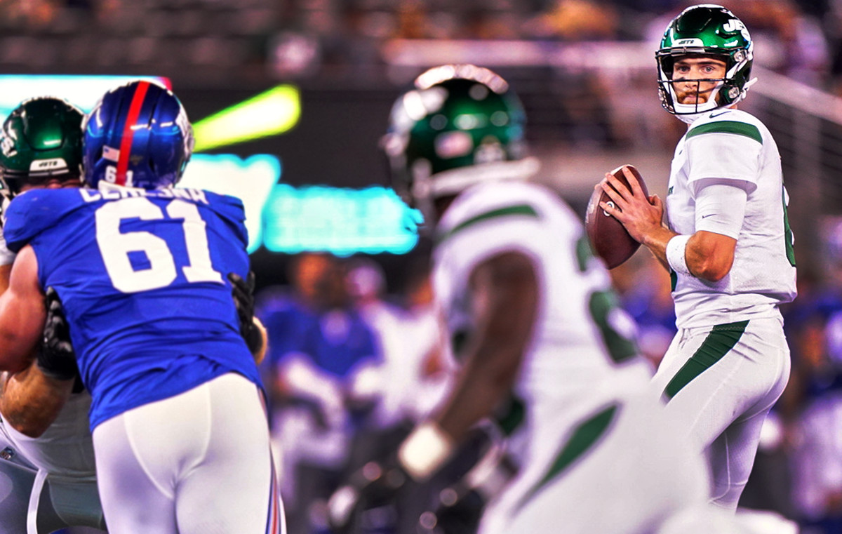 Jets quarterback Luke Falk scans the field during a game against the Giants