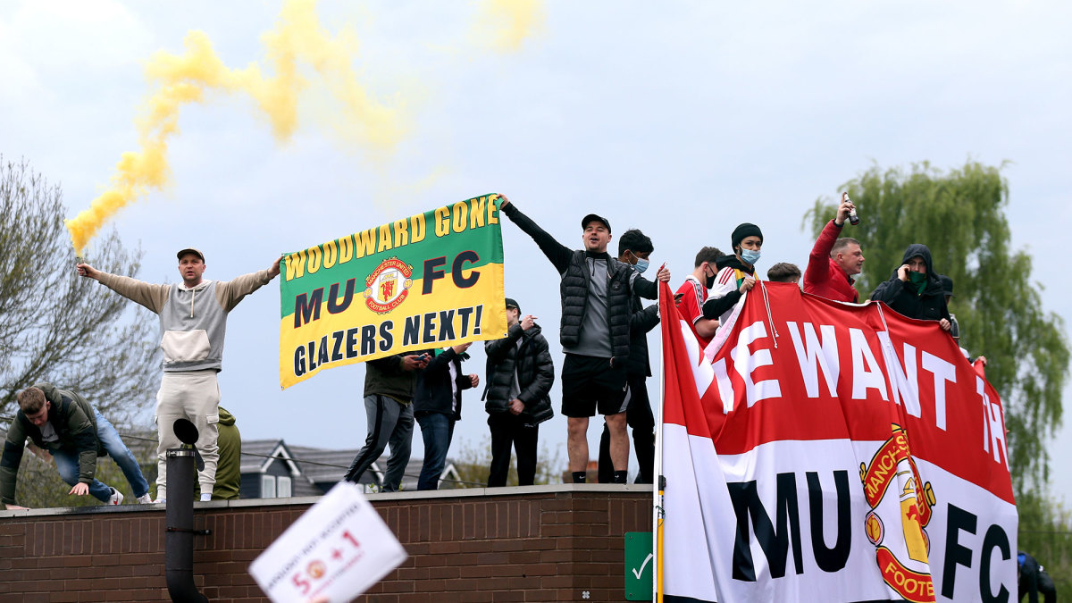 Manchester United fans protest the Glazers' ownership