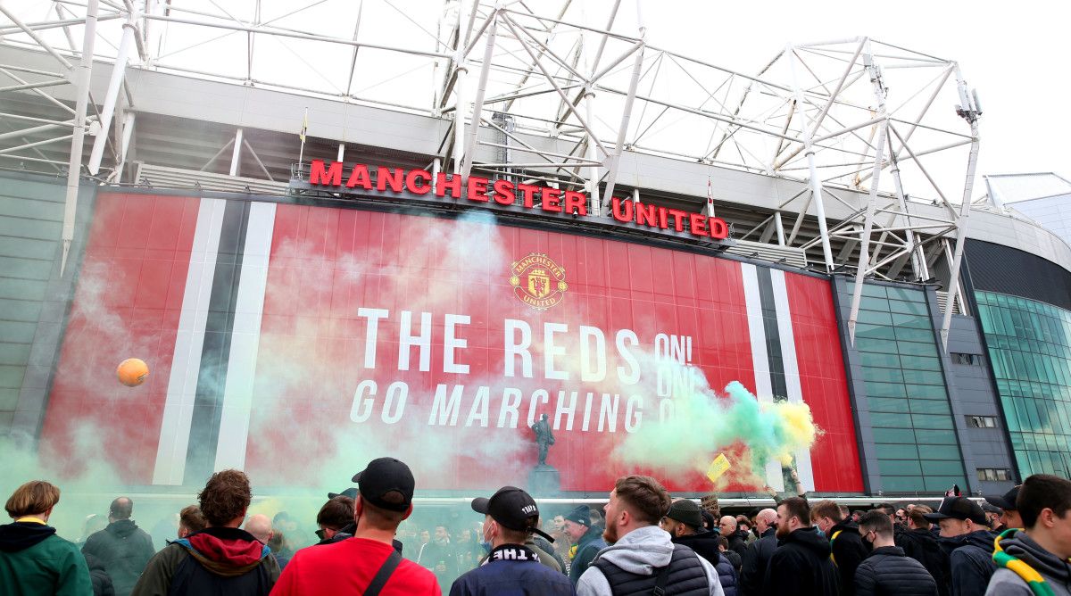 Man United Assisting Police to Identify Violent Protestors - Sports Illustrated