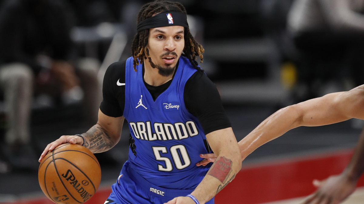 Cole Anthony driving to the hoop