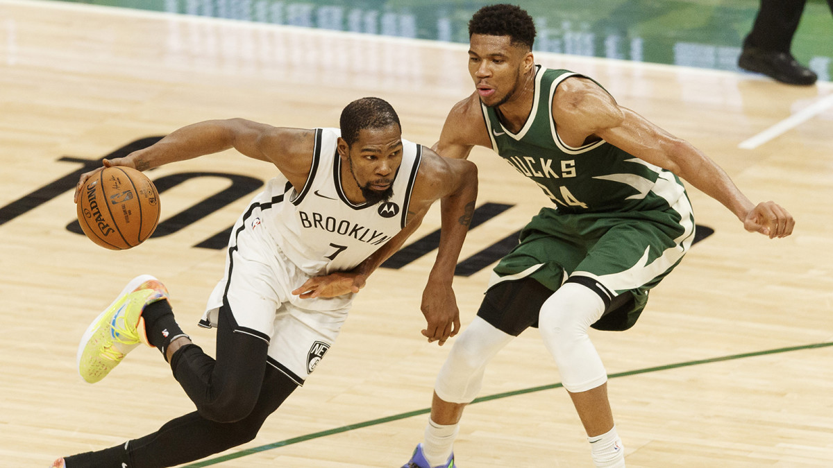 Kevin Durant drives to the hoop against Giannis Antetokounmpo