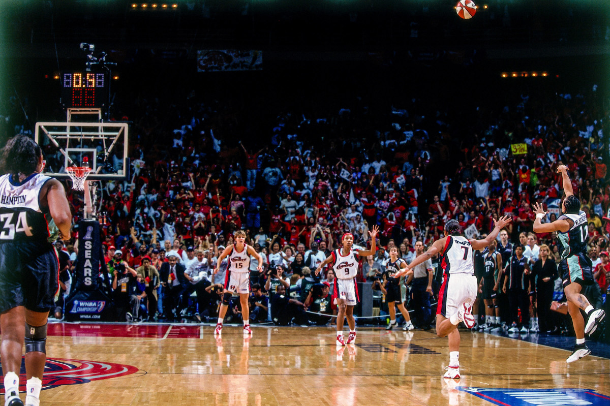 Teresa Weatherspoon heaves a three-quarter court shot