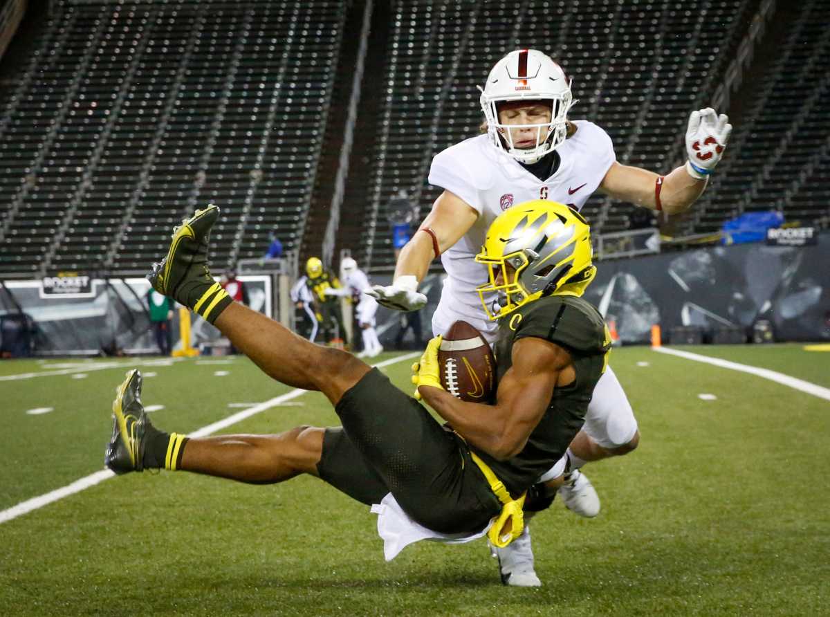 Johnny Johnson hauls in a difficult catch against the Stanford Cardinal on November 7, 2020 at Autzen Stadium. 
