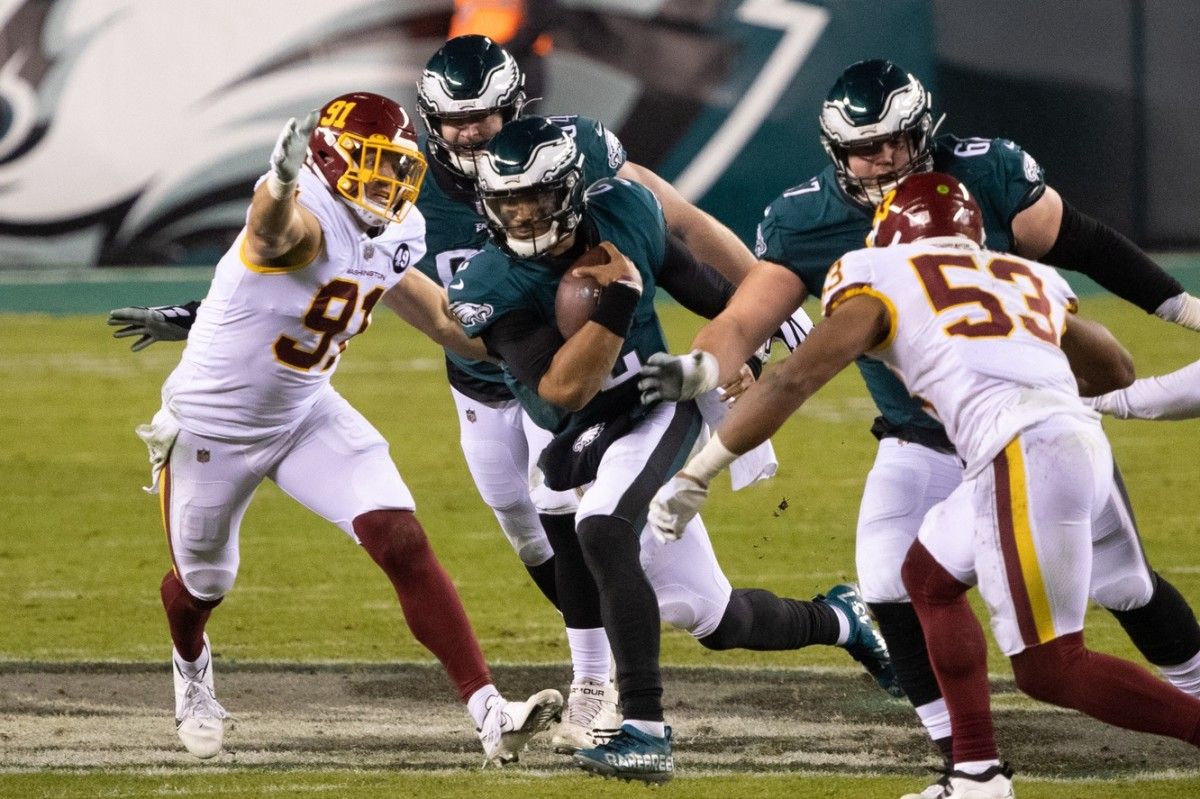 Ryan Kerrigan chases Jalen Hurts