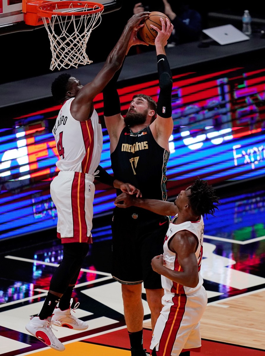 Miami Heat guard Victor Oladipo (4) battles Memphis Grizzlies center Jonas Valanciunas (17) for the ball. (Jasen Vinlove/USA TODAY Sports)