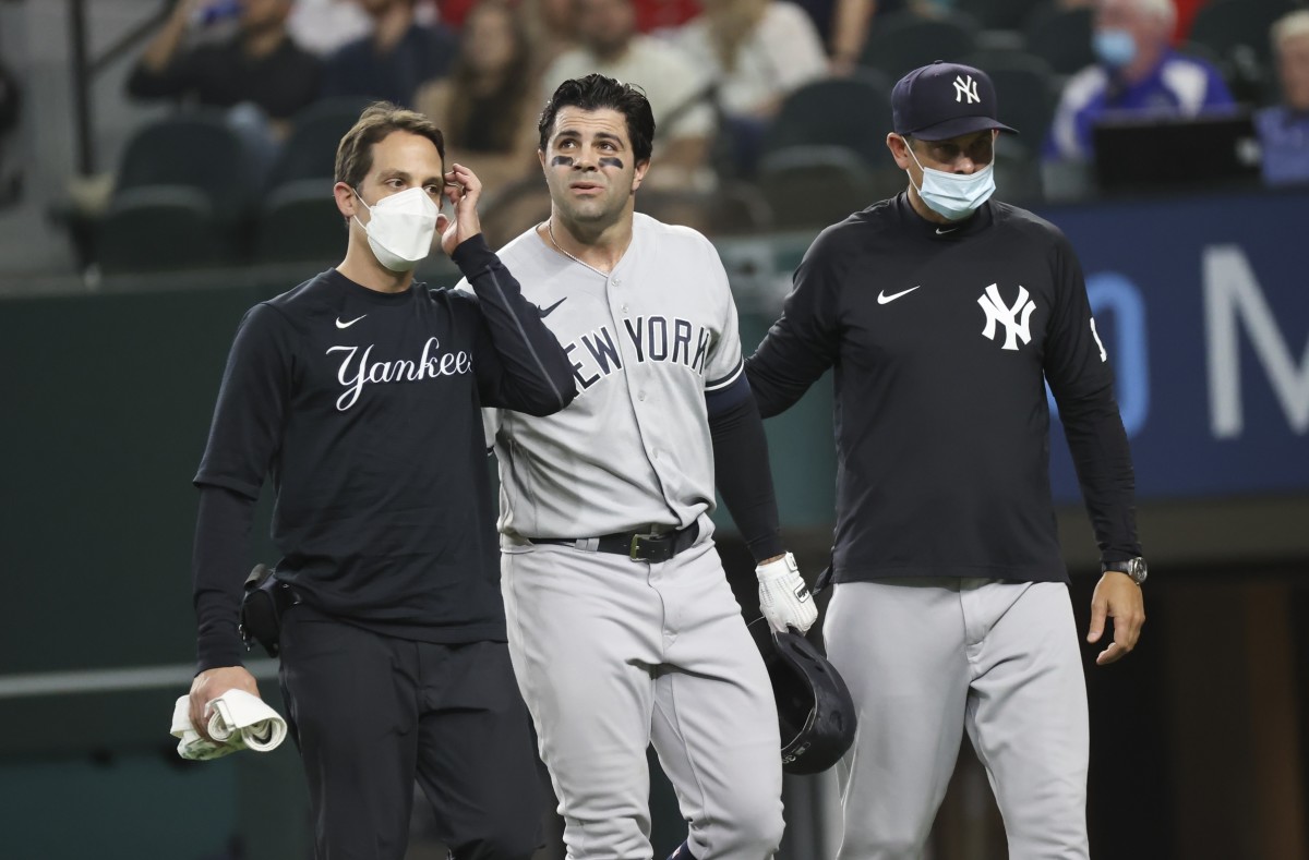 Yankees OF Ryan LaMarre leaves game with injury