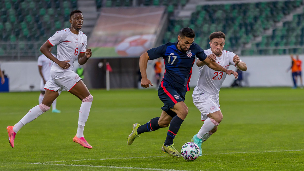 USA's Sebastian Lletget takes on Switzerland's Xherdan Shaqiri