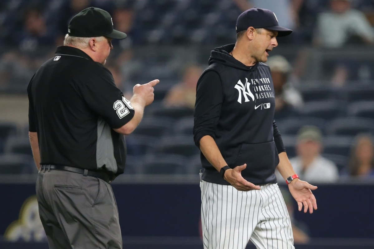 Yankees manager Aaron Boone argue umpire